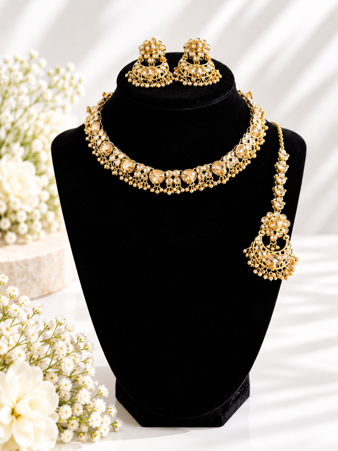 Pearl kundan chokar set with jhumka and maang tikka
