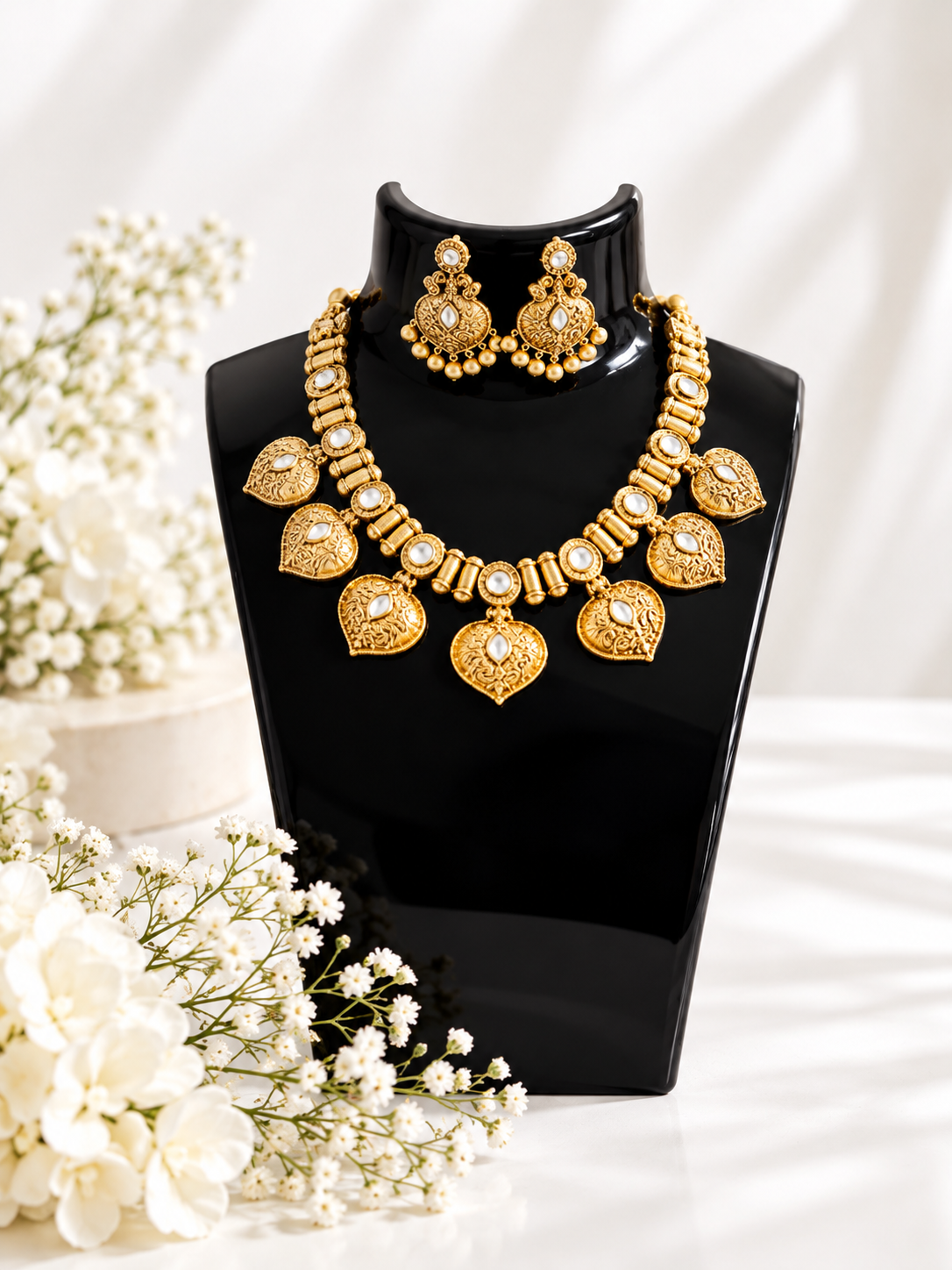 Royal gold look necklace